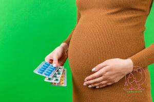 حامل تمسك أدوية - بنات طب